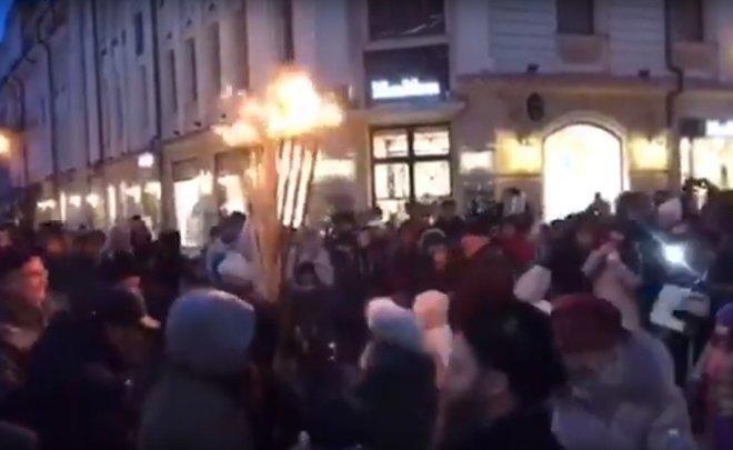 В Казани на улице Баумана состоялось зажжение ханукальных свечей — видео