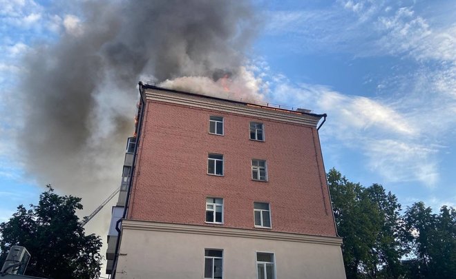 Рабочие возвели каркас под кровлю в доме на улице Чехова в Казани, где произошел пожар — видео
