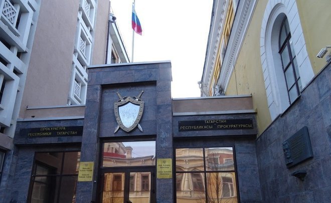 Прокуратура Челнов провела проверку после повреждения автомобиля наледью с балкона