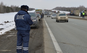 На Московской кольцевой автодороге полиция заблокировала протестную колонну дальнобойщиков