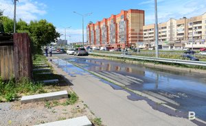В Казани на улице 2-ой Азинской уже несколько дней протекает канализация