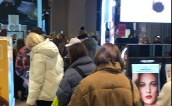 В Казани в магазине «Золотое яблоко» образовались большие очереди — видео