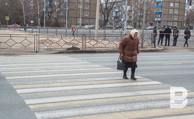 В Казани 15 нерегулируемых пешеходных переходов оборудуют светофорами