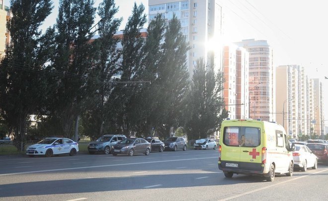 В Казани два водителя пострадали в столкновении на перекрестке: кадры с места происшествия