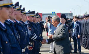 В Татарстане полицейским вручили ключи от новых служебных автомобилей
