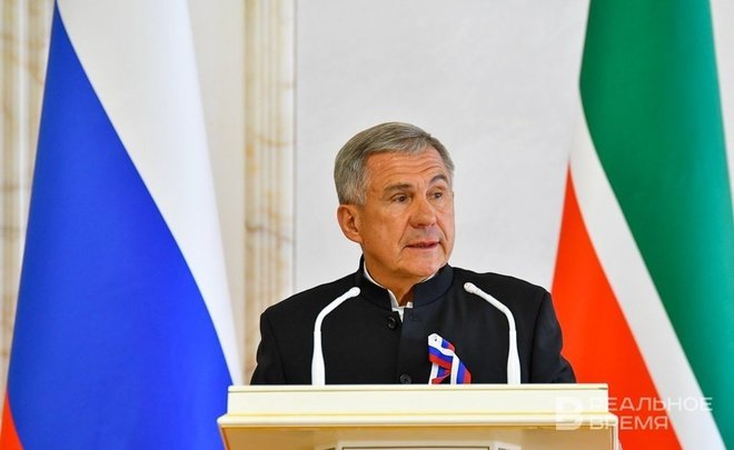 Рустам Минниханов поздравил татарстанцев с 30-летием Конституции России