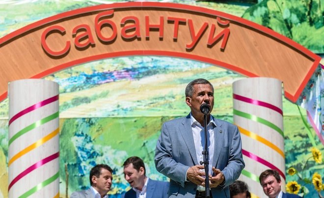 Минниханов поздравил татарстанцев с Сабантуем