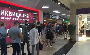В одном из торговых центров Казани заметили огромные очереди в магазины Adidas и Nike