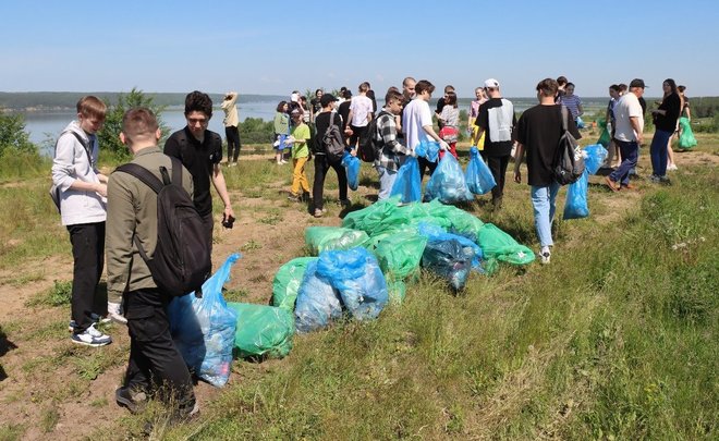 Жители Челнов на субботнике собрали более 100 мешков мусора