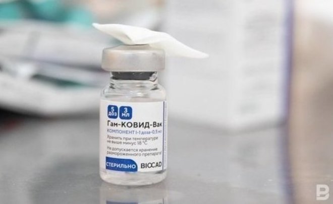 Специалист Минздрава рассказал, кому следует досрочно делать прививку от коронавируса