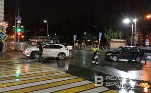 В результате ДТП в центре Казани снесли дорожный знак