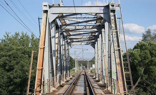 В Курской области частично обрушился железнодорожный мост