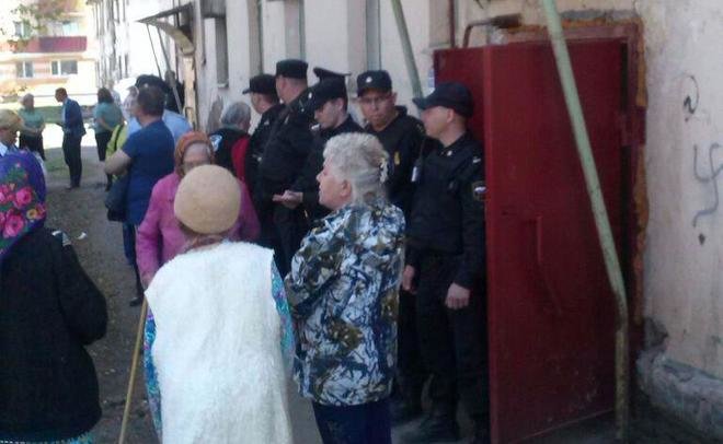 В Альметьевске начали выселять жильцов из аварийного дома по ул. Белоглазова, 111