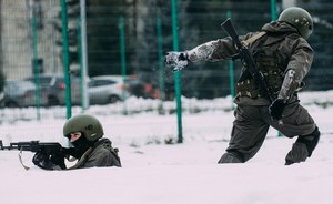 Российских снайперов учат сбивать беспилотники и аэростаты с вертолета