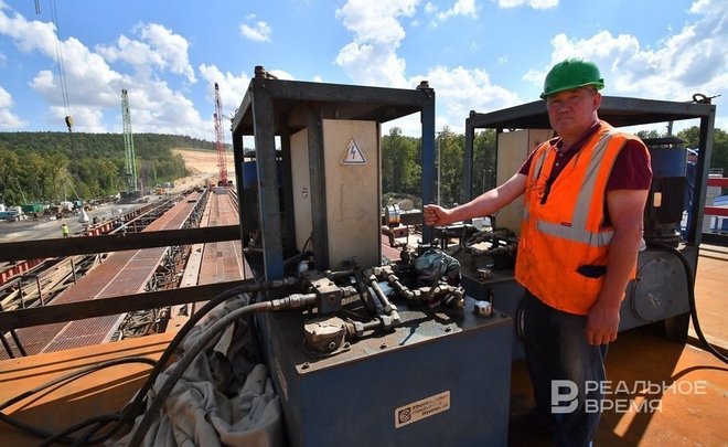 На первом мостовом сооружении обхода Нижнекамска и Челнов приступили к устройству покрытия