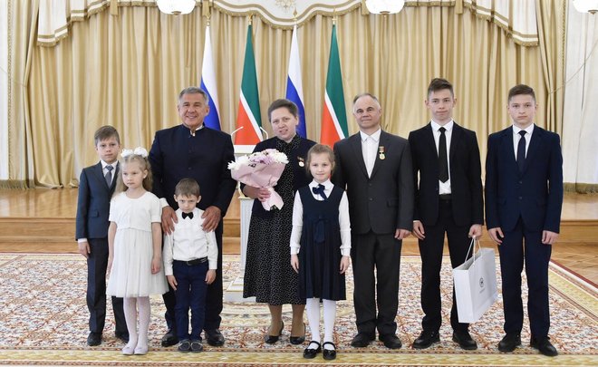 В Казани многодетным семьям Татарстана впервые вручили медали "Родительская доблесть"