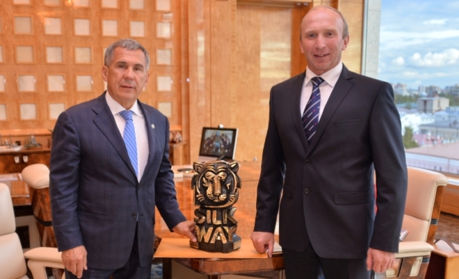 Чагин вручил Минниханову главный приз ралли «Шелковый путь — 2016»