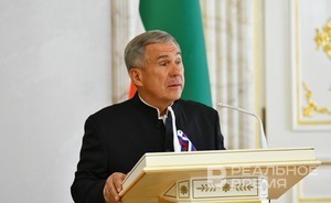 Рустам Минниханов наградил наиболее отличившихся татарстанцев