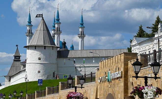 Время а казани. Кремль Казань. Казанский Кремль фото. Казань 2002 год фото. Топ самых популярных достопримечательностей Татарстана.