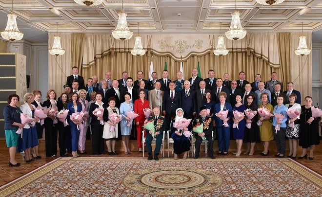 Минниханов вручил госнаграды 49 татарстанцам