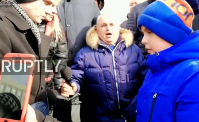 Заместитель Тулеева встал на колени перед жителями Кемерово и извинился