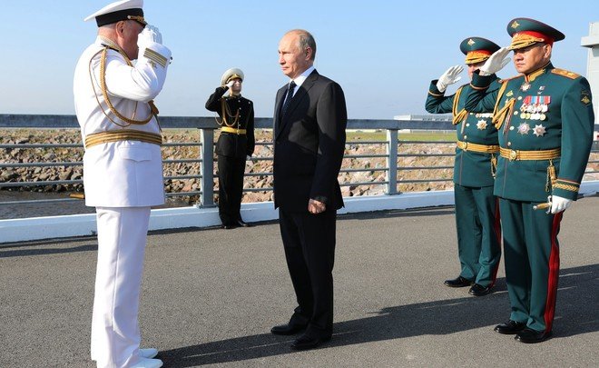 Путин в Санкт-Петербурге принял парад в честь Дня Военно-морского флота России