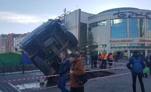 В Казани под асфальт провалился грузовик