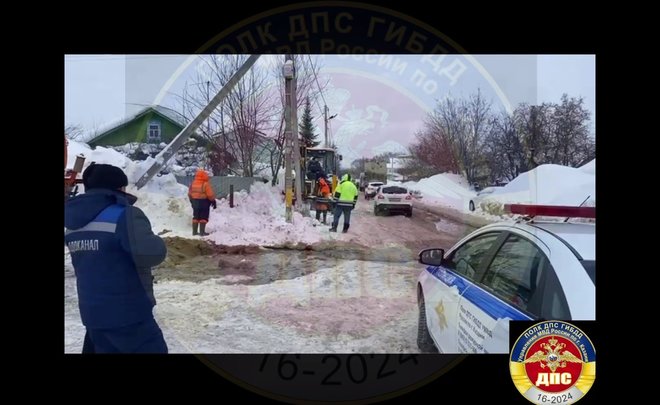На улице Поперечно-Ноксинской в Казани затопило дорогу