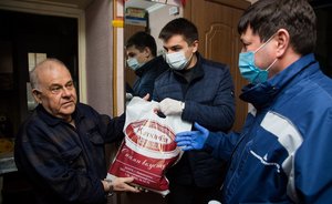 Нефтехимики раздают продуктовые наборы ветеранам производства