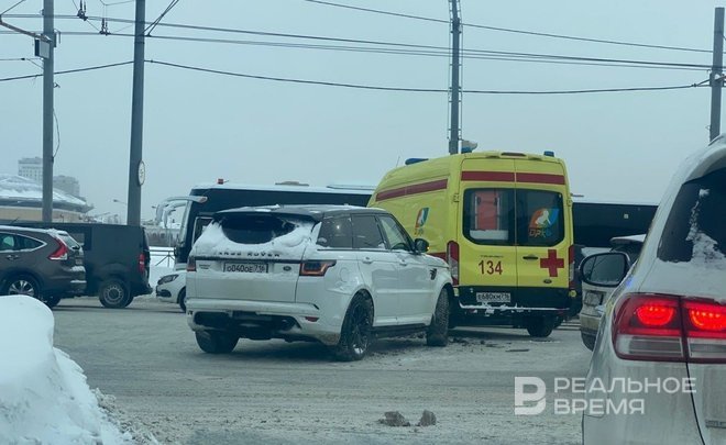 В центре Казани Range Rover столкнулся с машиной медицинской службы