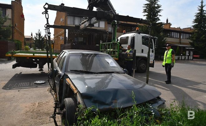 С улиц Казани эвакуируют семь машин — среди них Mercedes-Benz