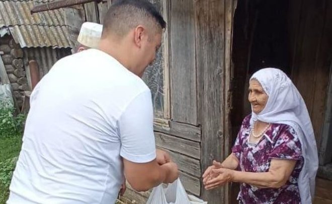 В Татарстане мусульмане-предприниматели раздали продуктовые наборы жителям деревни в Высокогорском районе