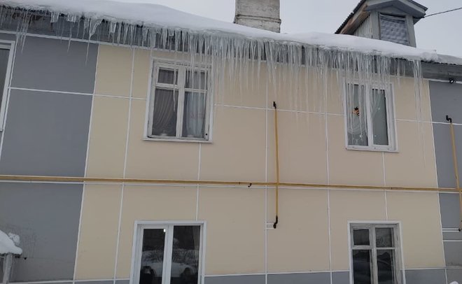 В Бугульме снег с крыши упал на двоих детей — прокуратура начала проверку