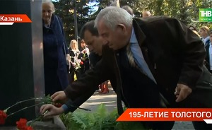 К памятнику Льва Толстого в Казани возложили цветы — видео