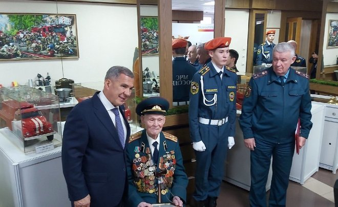Минниханов вручил благодарность 100-летнему ветерану МЧС
