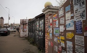 Ежедневно в Казани от бумажной рекламы очищают около 200 опор уличного освещения