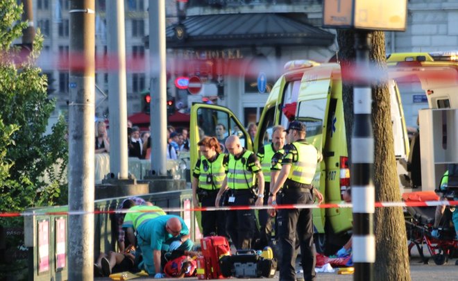 СМИ: у Центрального вокзала в Амстердаме автомобиль въехал в толпу людей