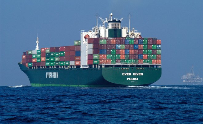 Контейнеровоз, севший на мель в Суэцком канале, заблокировал проход судам с грузом на $10 млрд