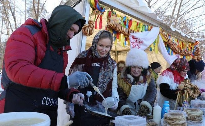В Казани отметили Масленицу на озере Лебяжьем