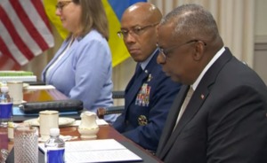 Белый дом: шеф Пентагона исполняет обязанности из больницы и не уйдет в отставку