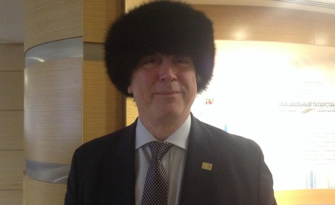 Минниханов подарил главе WorldSkills International Саймону Бартли шапку