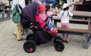 Исследование: большинству молодых семей хватает только на еду и одежду