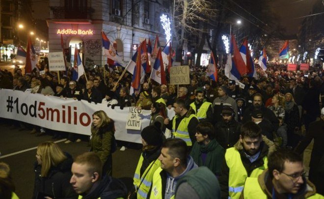 В Белграде несколько тысяч протестующих провели шествие против президента Сербии