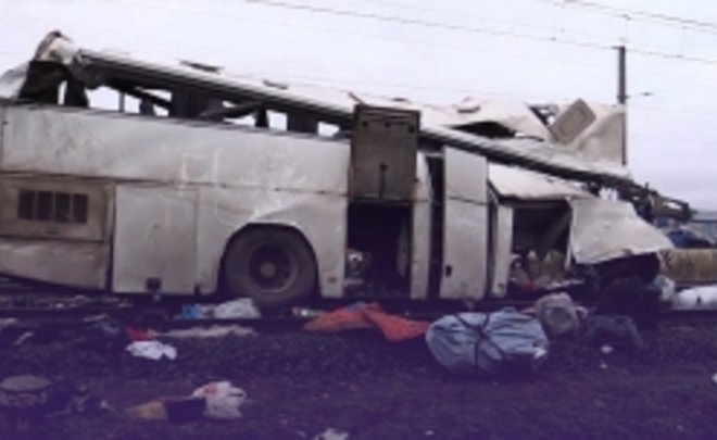 При столкновении поезда и автобуса в Саратовской области погибли пять граждан Узбекистана