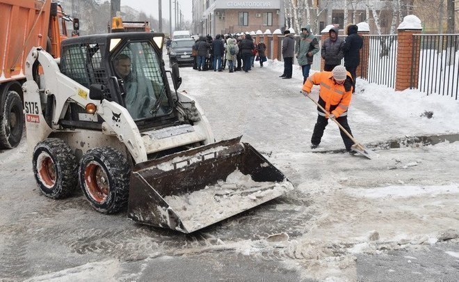 На уборку казанских улиц от снега вышли 527 дорожных рабочих и 251 единица техники