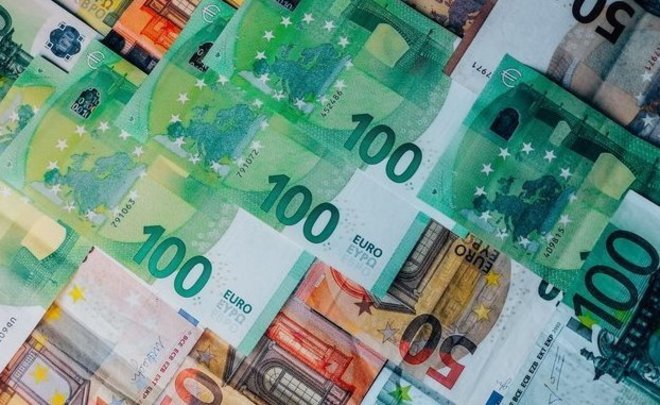 Курс евро опустился до 74 рублей впервые с марта 2020 года