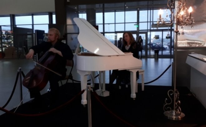 Пермский институт культуры установил в аэропорту белый рояль