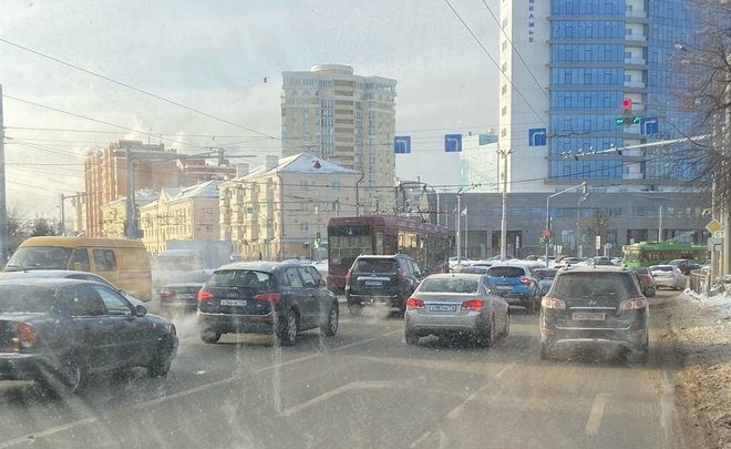 Пробка из трамваев затруднила проезд по улице Николая Ершова в Казани