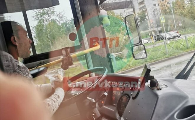 В Казани пассажиры автобуса пожаловались на водителя, который отвлекался во время движения