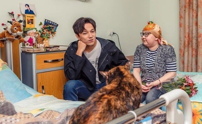 Димаш Кудайберген встретился с тяжелобольной девочкой из Казани, которая не попала на закрытие WorldSkills